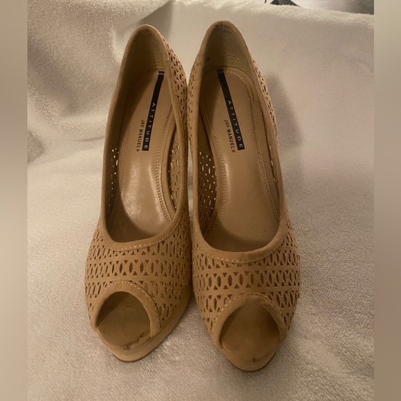 Size 8 heels. Beige. Attitude. - Picture 2 of 6